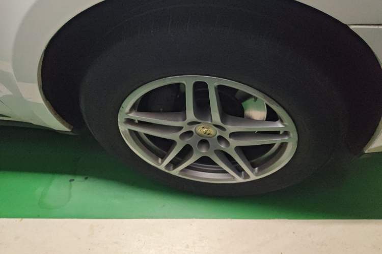 Used Porsche Macan 2018 Macan 2.0T Right Front Wheel Hub