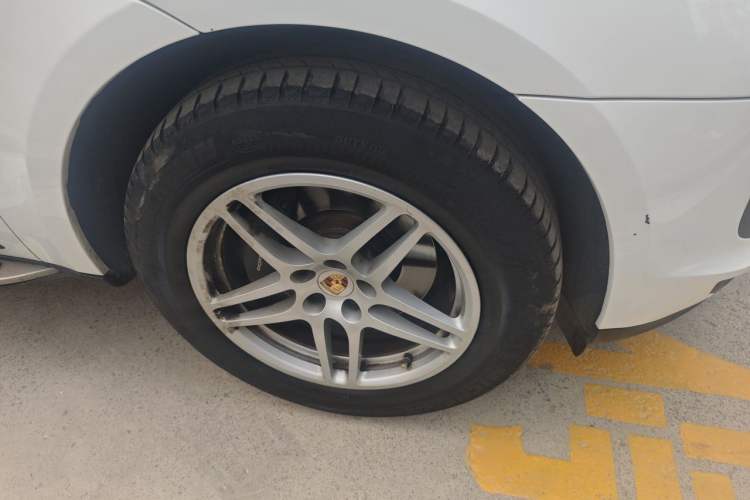 Used Porsche Macan 2018 Macan 2.0T Right Front Wheel Hub