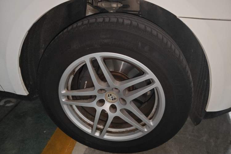 Used Porsche Macan 2018 Macan 2.0T Right Front Wheel Hub