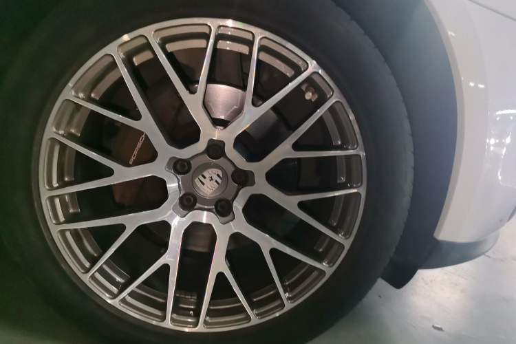 Used Porsche Macan 2018 Macan 2.0T Right Front Wheel Hub