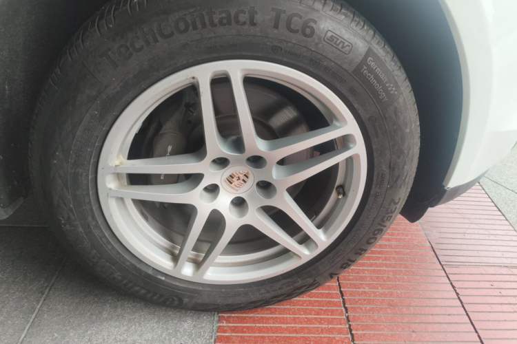 Used Porsche Macan 2018 Macan 2.0T Right Front Wheel Hub