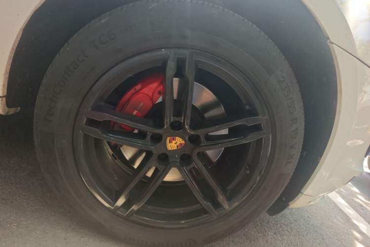 Used Porsche Macan 2018 Macan 2.0T Right Front Wheel Hub
