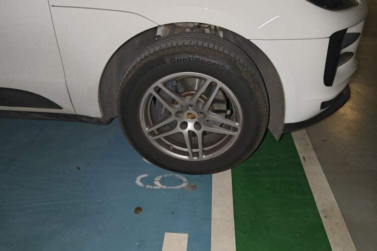 Used Porsche Macan 2018 Macan 2.0T Right Front Wheel Hub
