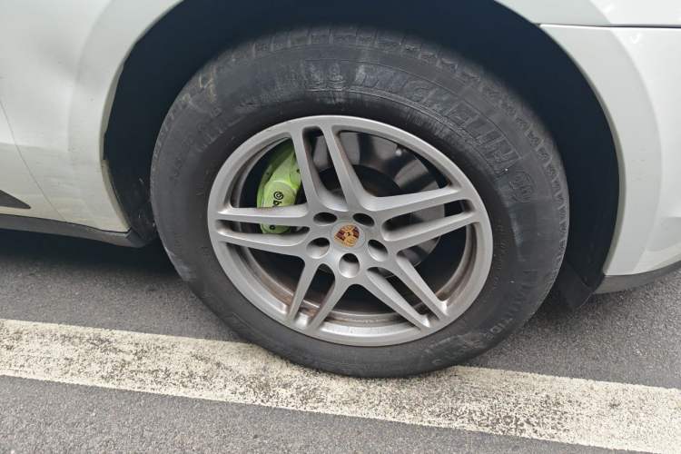 Used Porsche Macan 2018 Macan 2.0T Right Front Wheel Hub