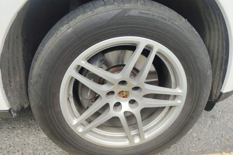 Used Porsche Macan 2018 Macan 2.0T Right Front Wheel Hub