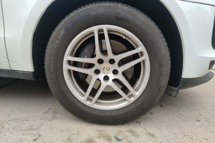 Used Porsche Macan 2018 Macan 2.0T Right Front Wheel Hub