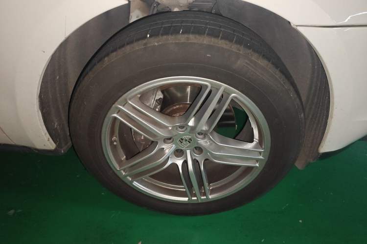 Used Porsche Macan 2018 Macan 2.0T Right Front Wheel Hub