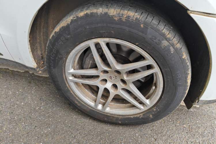 Used Porsche Macan 2018 Macan 2.0T Right Front Wheel Hub