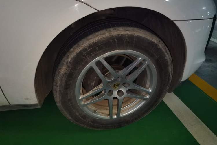 Used Porsche Macan 2018 Macan 2.0T Right Front Wheel Hub