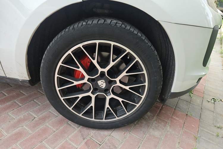 Used Porsche Macan 2018 Macan 2.0T Right Front Wheel Hub