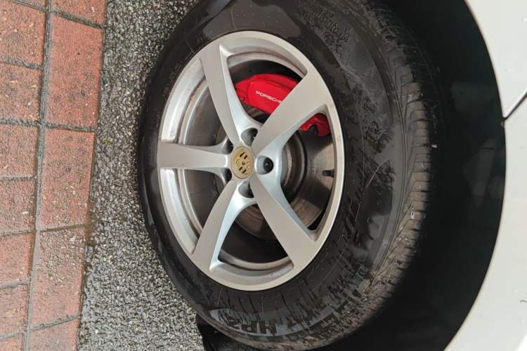 Used Porsche Macan 2018 Macan 2.0T Right Front Wheel Hub