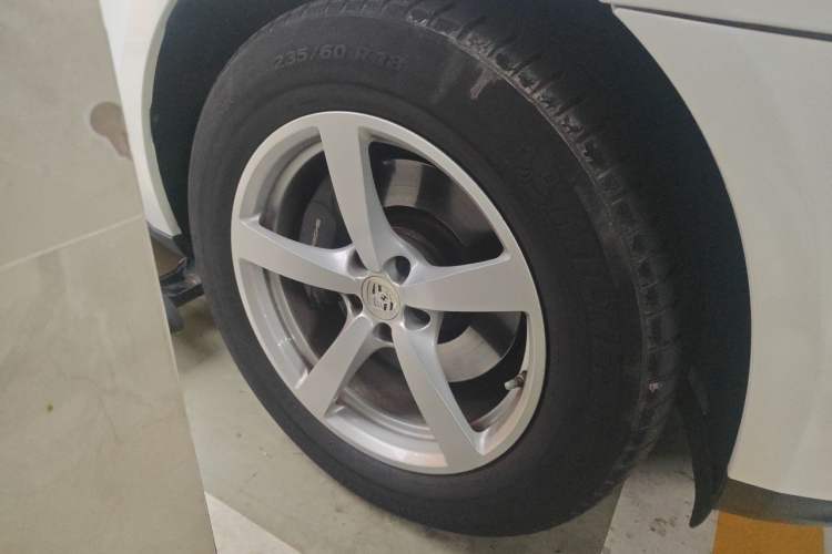 Used Porsche Macan 2018 Macan 2.0T Right Front Wheel Hub