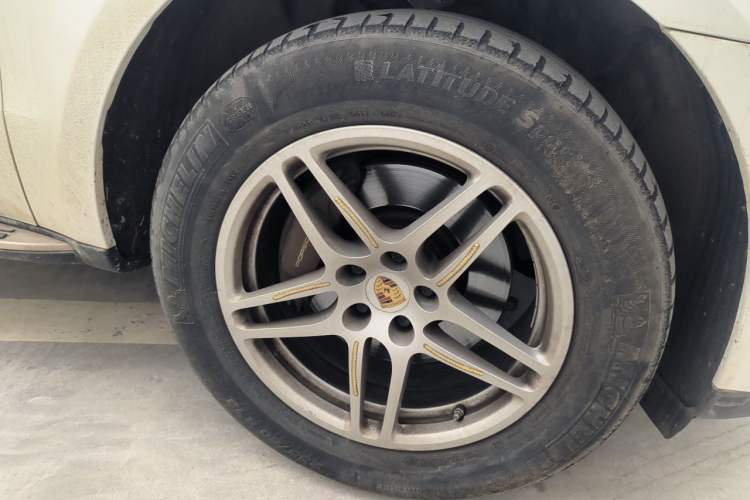 Used Porsche Macan 2018 Macan 2.0T Right Front Wheel Hub