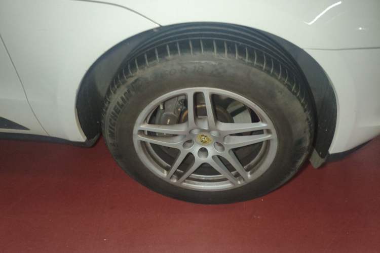Used Porsche Macan 2018 Macan 2.0T Right Front Wheel Hub