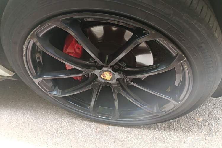 Used Porsche Macan 2018 Macan 2.0T Right Front Wheel Hub