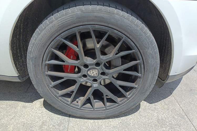 Used Porsche Macan 2018 Macan 2.0T Right Front Wheel Hub