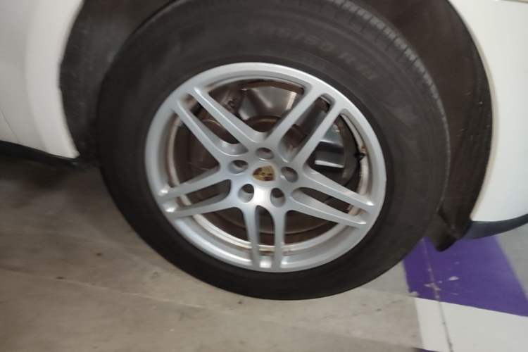 Used Porsche Macan 2018 Macan 2.0T Right Front Wheel Hub