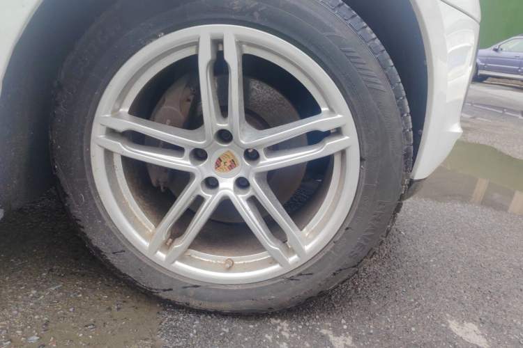 Used Porsche Macan 2018 Macan 2.0T Right Front Wheel Hub