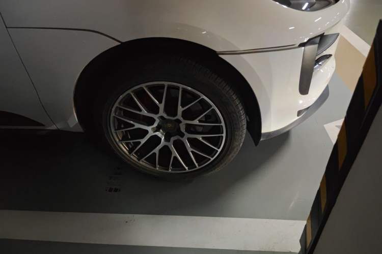 Used Porsche Macan 2018 Macan 2.0T Right Front Wheel Hub