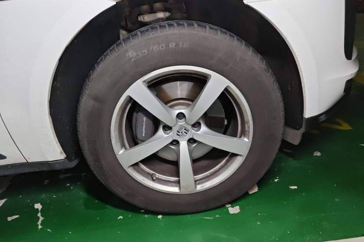 Used Porsche Macan 2018 Macan 2.0T Right Front Wheel Hub