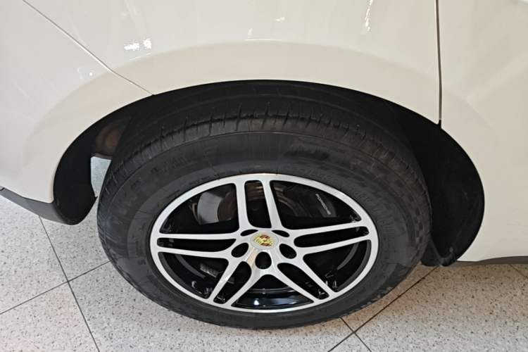 Used Porsche Macan 2018 Macan 2.0T Right Rear Wheel Hub
