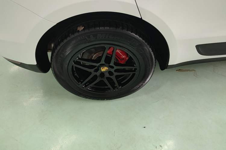 Used Porsche Macan 2018 Macan 2.0T Right Rear Wheel Hub