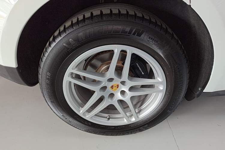 Used Porsche Macan 2018 Macan 2.0T Right Rear Wheel Hub