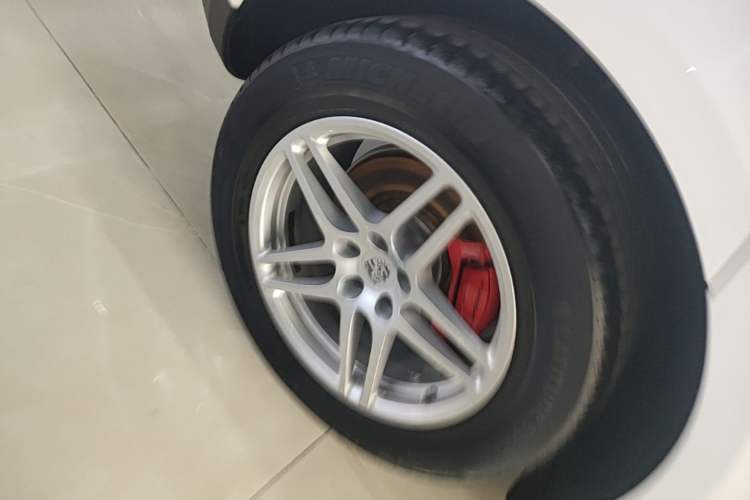 Used Porsche Macan 2018 Macan 2.0T Right Rear Wheel Hub