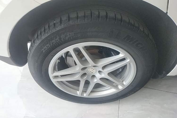 Used Porsche Macan 2018 Macan 2.0T Right Rear Wheel Hub