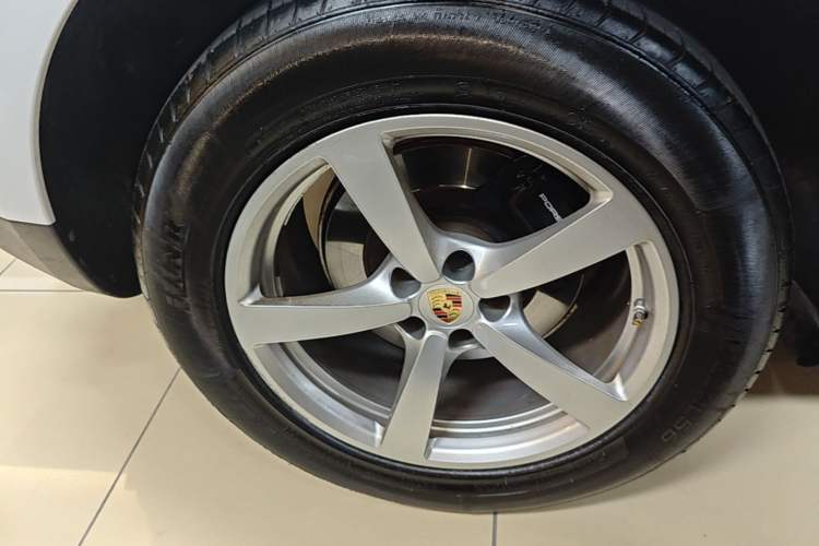 Used Porsche Macan 2018 Macan 2.0T Right Rear Wheel Hub