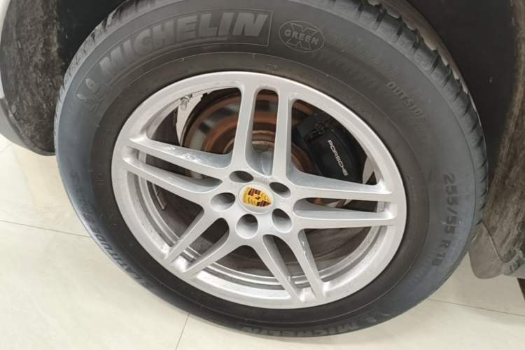 Used Porsche Macan 2018 Macan 2.0T Right Rear Wheel Hub