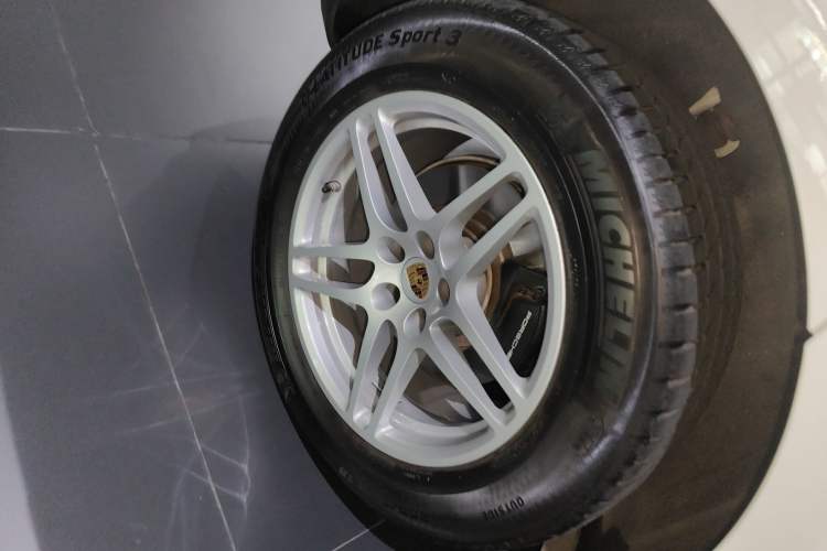 Used Porsche Macan 2018 Macan 2.0T Right Rear Wheel Hub