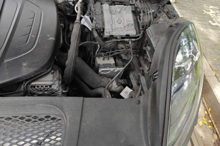 Used Porsche Macan 2020 Macan 2.0T Engine Bay Left