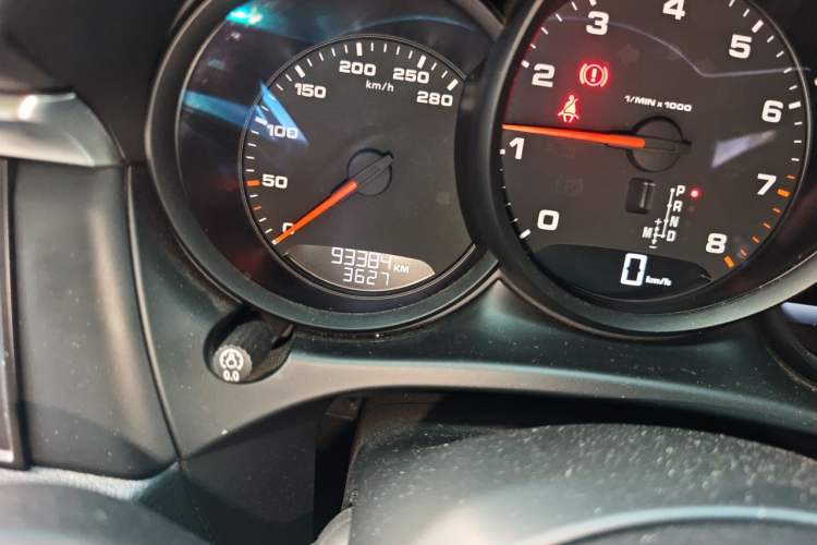 Used Porsche Macan 2020 Macan 2.0T Odometer Close Up