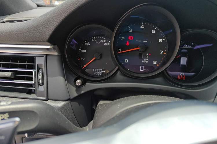 Used Porsche Macan 2020 Macan 2.0T Odometer Close Up