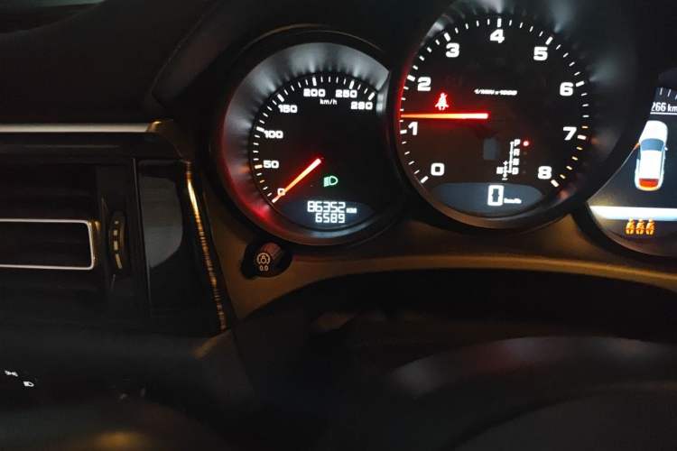 Used Porsche Macan 2020 Macan 2.0T Odometer Close Up