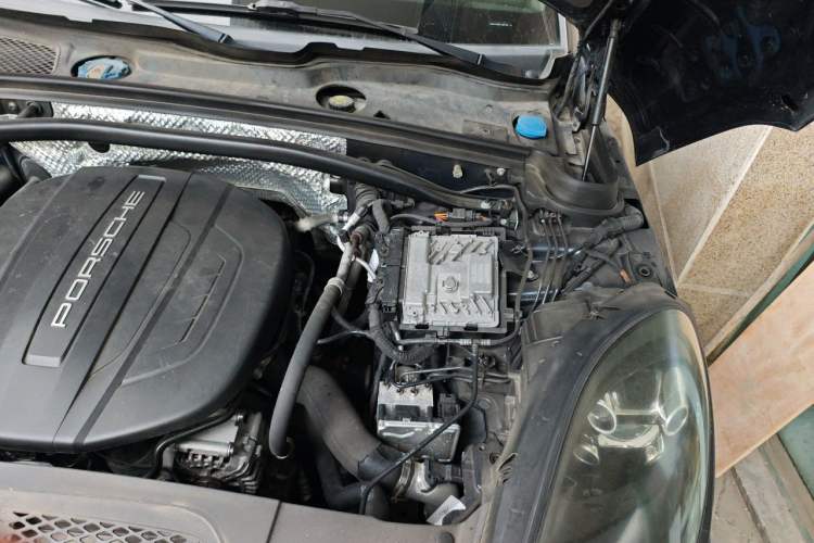 Used Porsche Macan 2020 Macan 2.0T Engine Bay Left