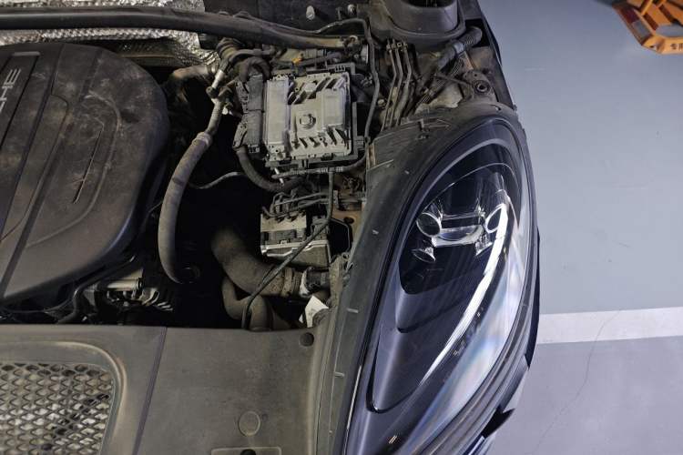 Used Porsche Macan 2020 Macan 2.0T Engine Bay Left
