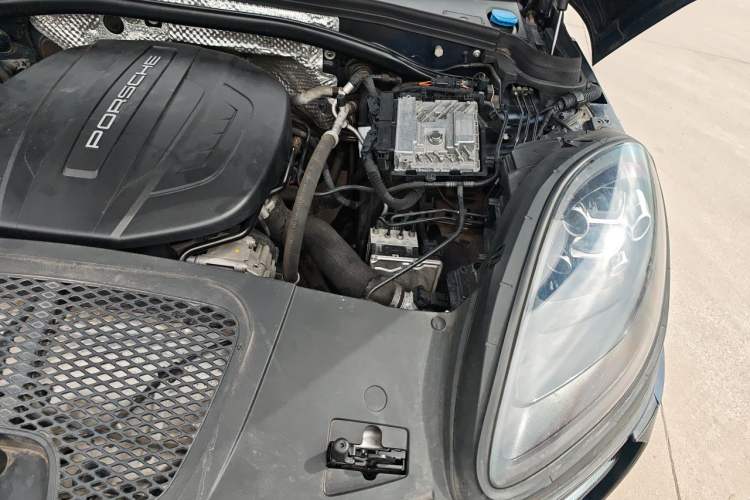 Used Porsche Macan 2020 Macan 2.0T Engine Bay Left