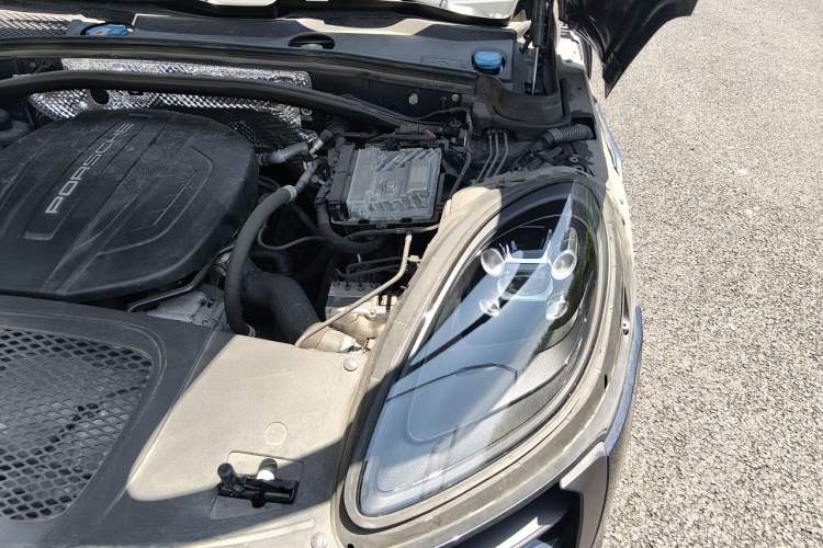 Used Porsche Macan 2020 Macan 2.0T Engine Bay Left