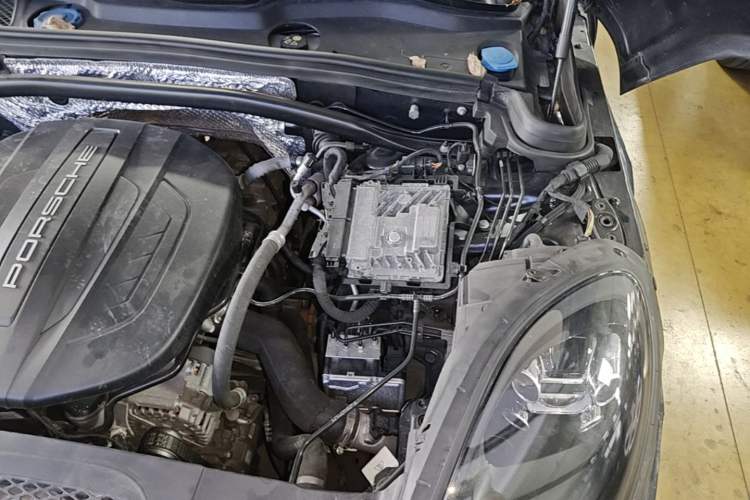 Used Porsche Macan 2020 Macan 2.0T Engine Bay Left