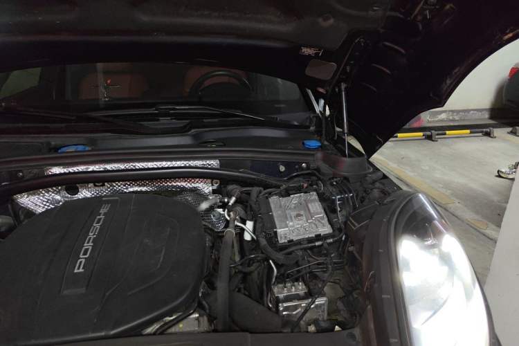 Used Porsche Macan 2020 Macan 2.0T Engine Bay Left