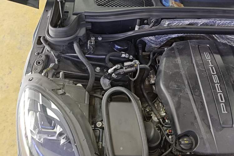 Used Porsche Macan 2020 Macan 2.0T Engine Bay Right