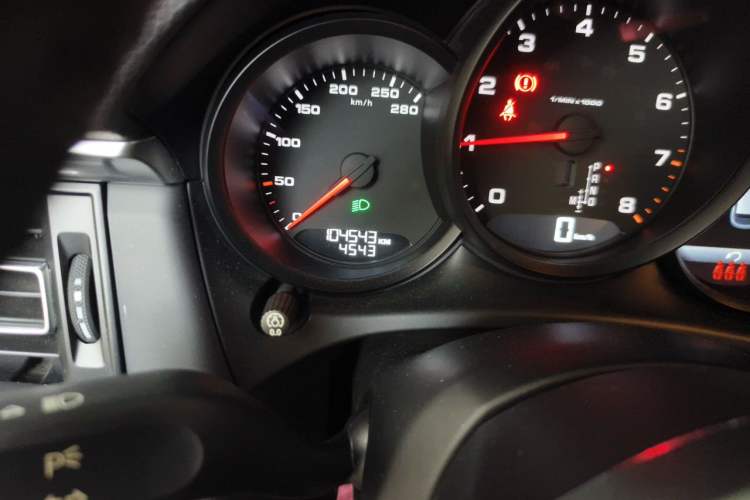 Used Porsche Macan 2020 Macan 2.0T Odometer Close Up