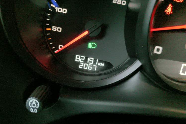 Used Porsche Macan 2020 Macan 2.0T Odometer Close Up