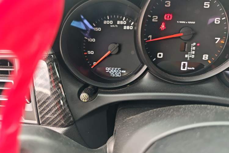 Used Porsche Macan 2020 Macan 2.0T Odometer Close Up