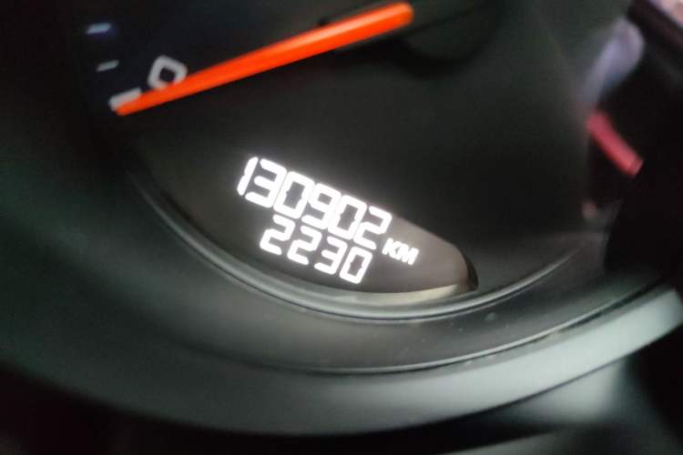 Used Porsche Macan 2020 Macan 2.0T Odometer Close Up
