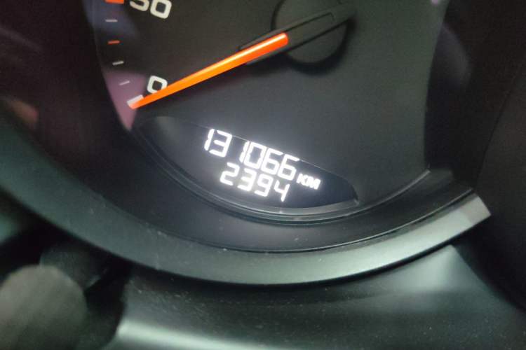 Used Porsche Macan 2020 Macan 2.0T Odometer Close Up
