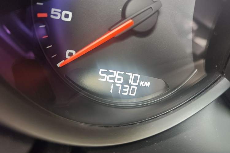 Used Porsche Macan 2020 Macan 2.0T Odometer Close Up
