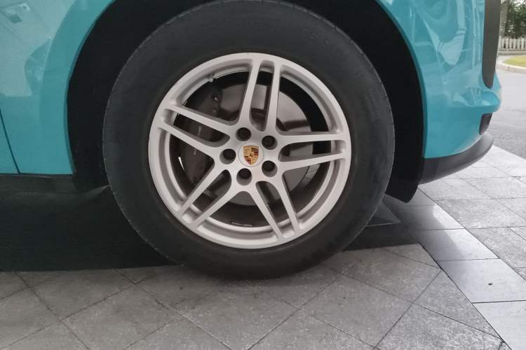 Used Porsche Macan 2020 Macan 2.0T Right Front Wheel Hub